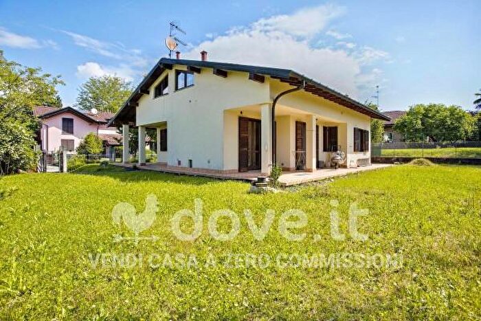 Casa con 6 locali in vendita in Via C Cavour, Brebbia