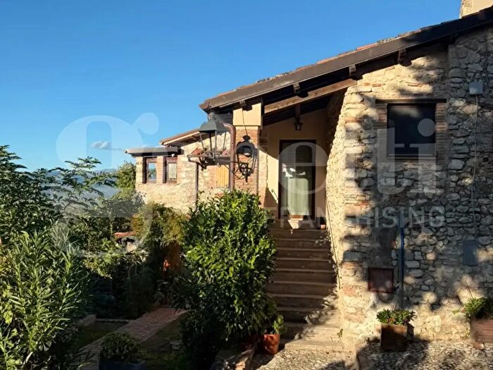 Casa quadrilocale in vendita in Piazza Venti Settembre, Contigliano