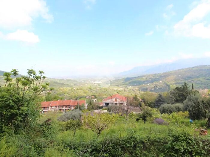 Appartamento trilocale in vendita in Via Vittorio Emanuele, Ogliastro Cilento