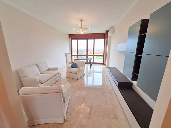 Appartamento quadrilocale in affitto in Viale Martiri della Libertà, Modena