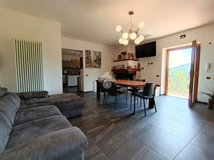 Casa quadrilocale in vendita in Fraz Casteldelmonte, Acquasparta