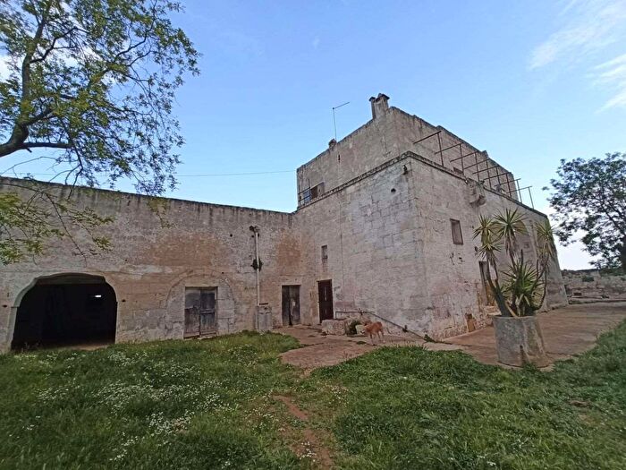 Casa con 19 locali in vendita in Carovigno