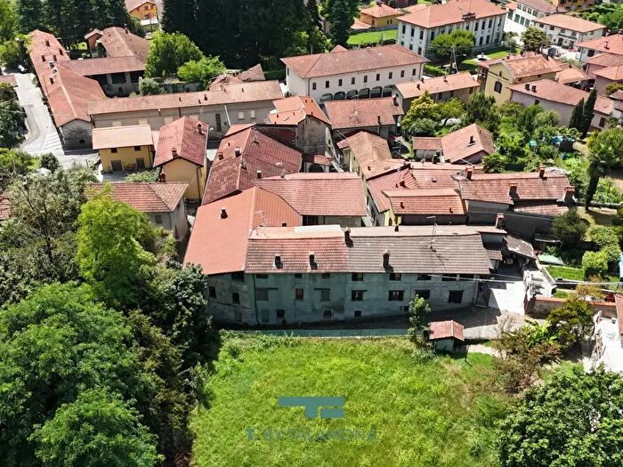 Appartamento con 8 locali in vendita in Monvalle