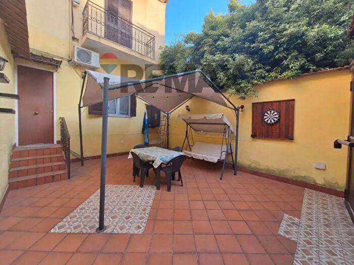 Appartamento trilocale in vendita in Via Regina Margherita, Napoli