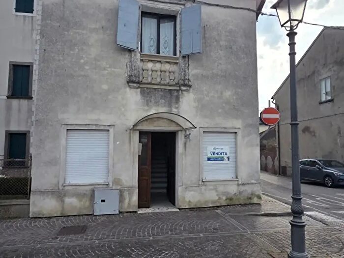 Appartamento quadrilocale in vendita in Via Beato Luigi Guanella, Fratta Polesine