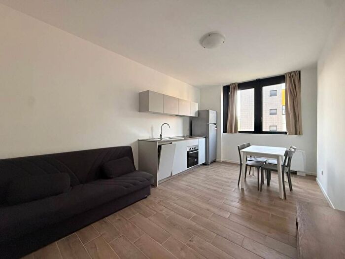 Appartamento trilocale in affitto in Via Noto, Vigentino Fatima, Milano