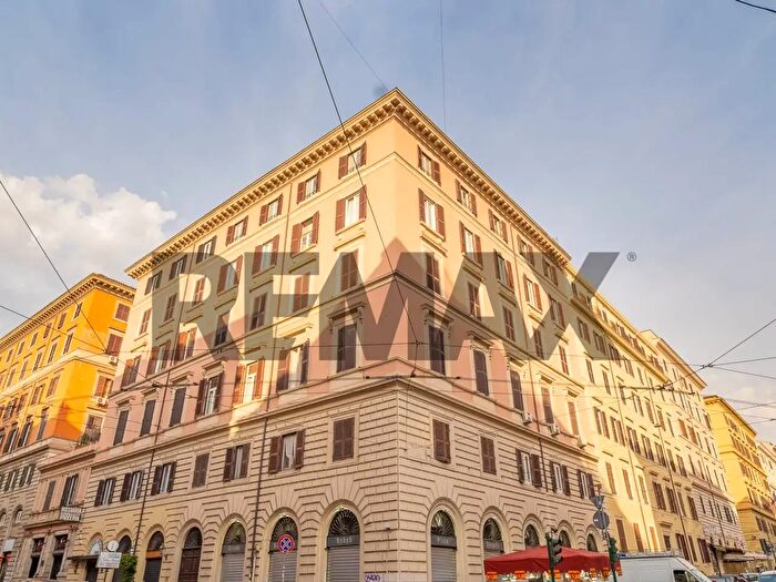 Appartamento bilocale in vendita in Via Cavour, Roma