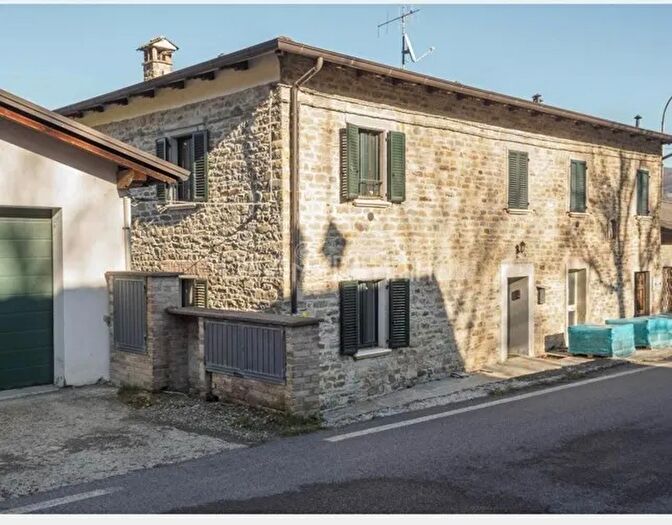 Appartamento trilocale in vendita in Via Provinciale per Lama, Montefiorino