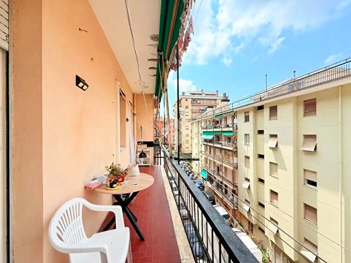 Appartamento quadrilocale in vendita in Via dell'Alloro, Genova