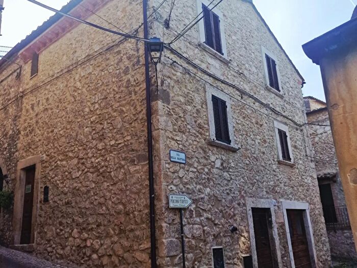 Casa quadrilocale in vendita in Vicolo della Piazzetta, Lugnano In Teverina