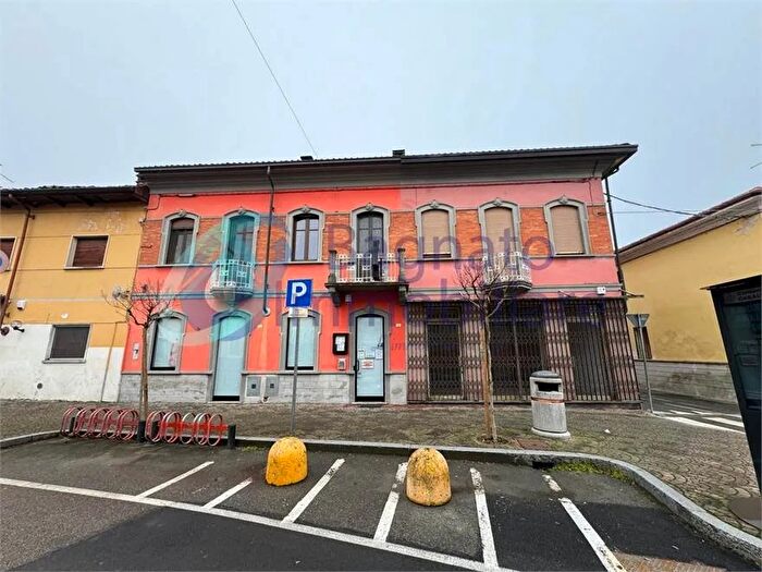 Appartamento con 10 locali in vendita in Casalvolone
