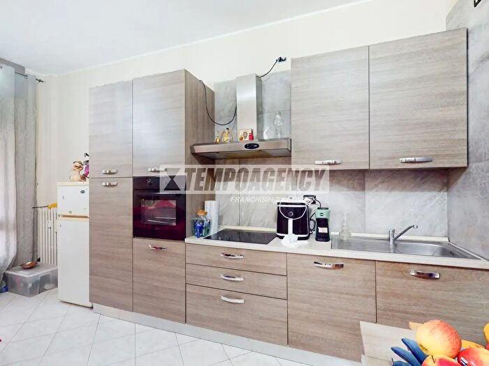 Appartamento trilocale in vendita in Via Omegna, Torino