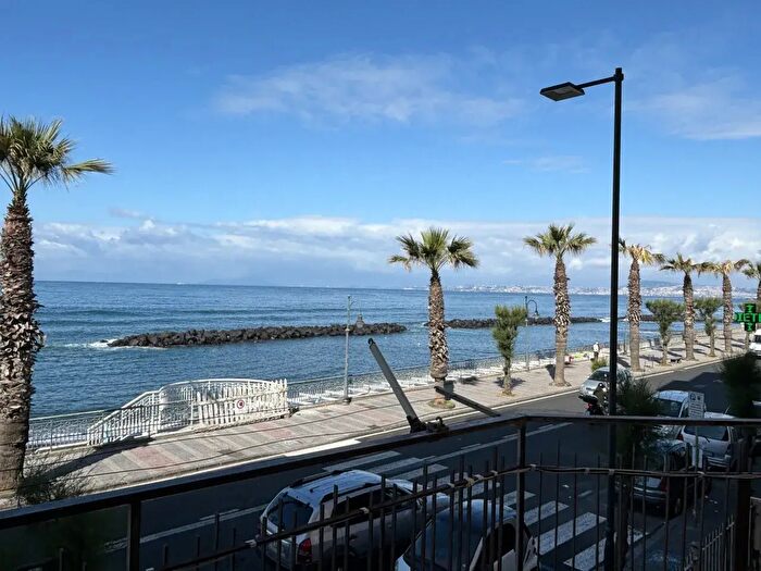 Appartamento quadrilocale in vendita in Via Litoranea, Torre Del Greco