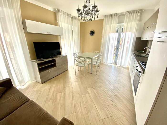 Appartamento quadrilocale in affitto in Via Cristoforo Colombo, Centro, Taggia