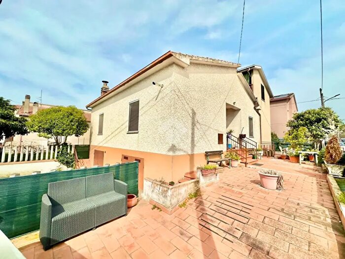 Casa quadrilocale in vendita in Via Lussemburgo, Spoleto