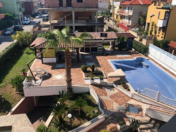 Casa con 6 locali in vendita in Mondragone