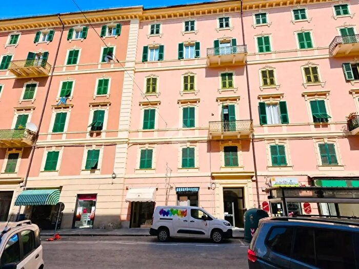 Appartamento con 5 locali in vendita in Via Montenotte, Savona