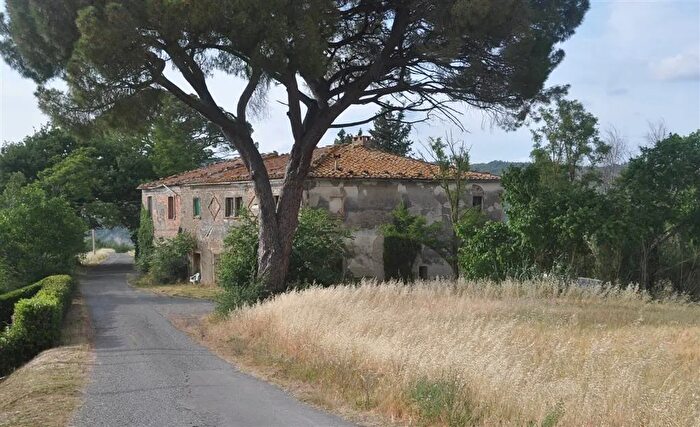 Casa con 16 locali in vendita in Pomarance