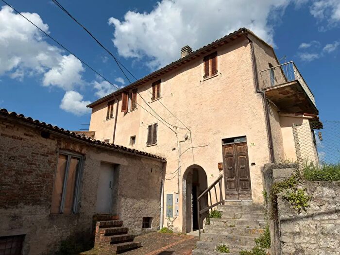Casa con 7 locali in vendita in Frazione Albacina, Fabriano