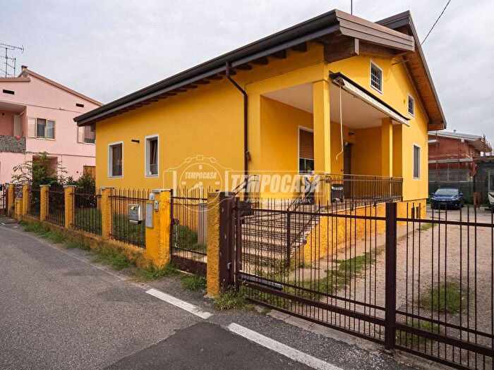 Casa quadrilocale in vendita in Via V Cepari, Centro, Castiglione delle Stiviere