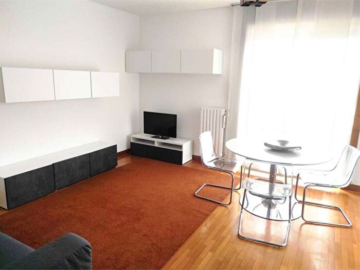 Appartamento trilocale in affitto in VIA CUFRA, Istria, Milano