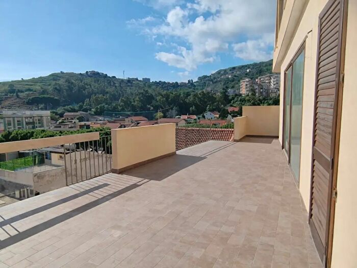 Appartamento con 5 locali in vendita in Via Rua, Messina