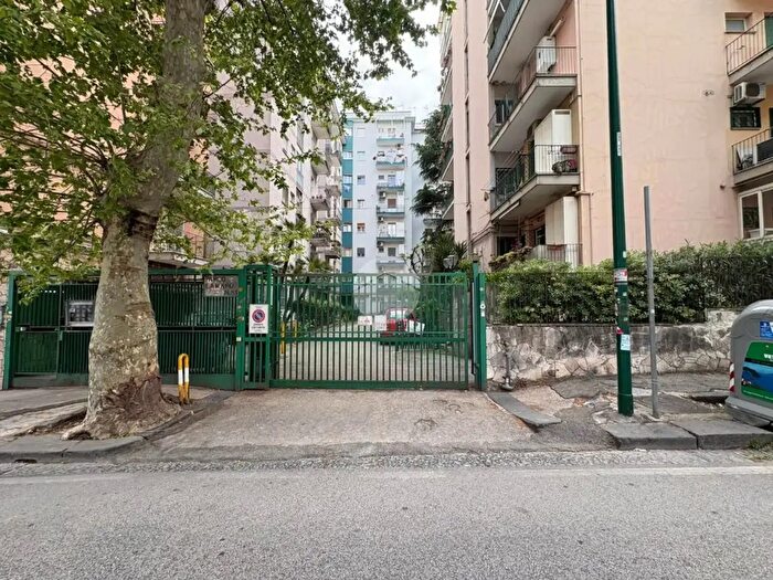 Appartamento trilocale in vendita in Via Domenico Fontana, Napoli