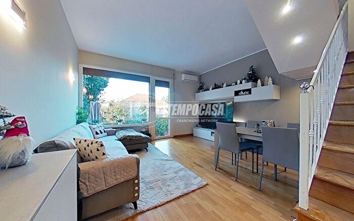 Casa quadrilocale in vendita in Viale Regina Margherita, Macherio