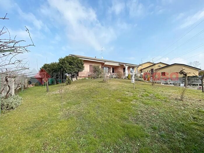 Casa quadrilocale in vendita in Via Don Minzoni, Arcene