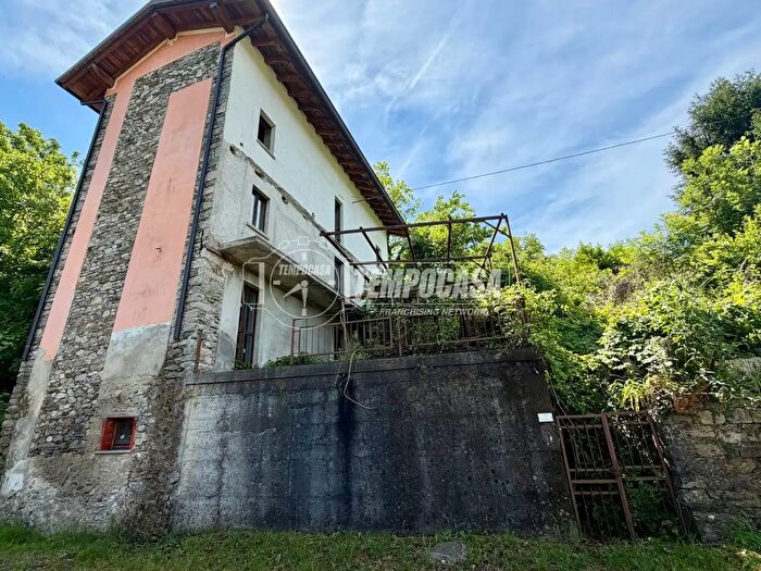 Casa con 6 locali in vendita in Via per Ghevio, Meina