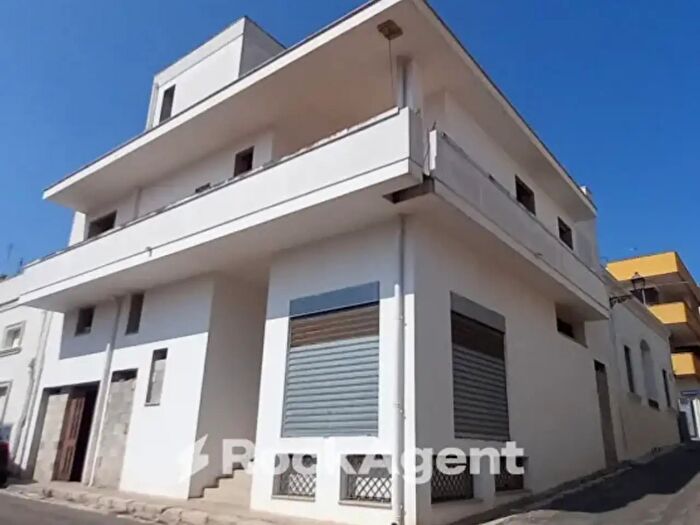 Appartamento con 6 locali in vendita in Via Magenta Angolo Via Milano Casarano Le Italia, Casarano