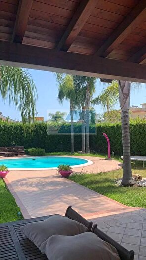 Casa con 10 locali in vendita in Melilli