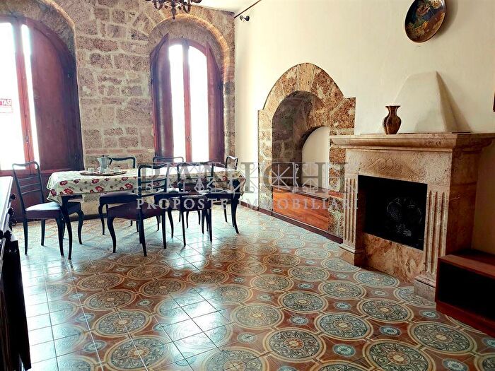 Appartamento con 9 locali in vendita in Asciano