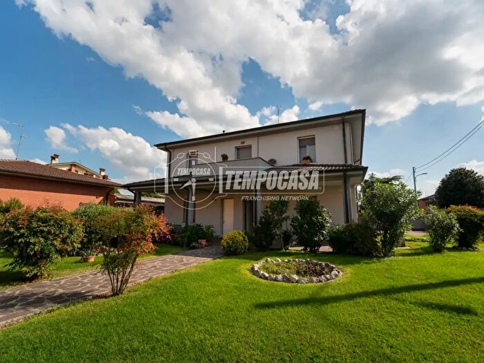 Casa quadrilocale in vendita in Via Folla, Dovera