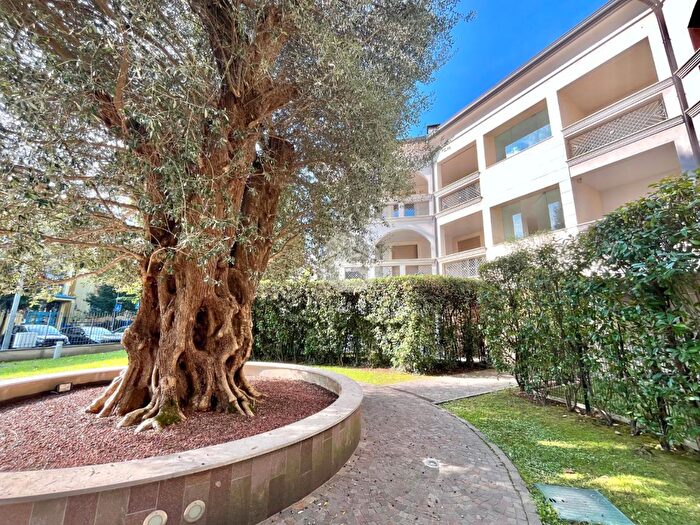 Appartamento trilocale in vendita in Via G Donizetti, Carate Brianza