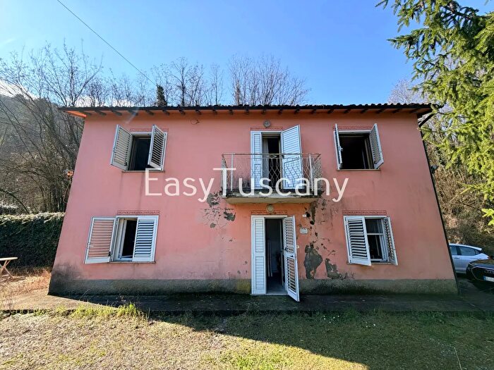 Casa con 8 locali in vendita in Via Santa Lucia, Gallicano