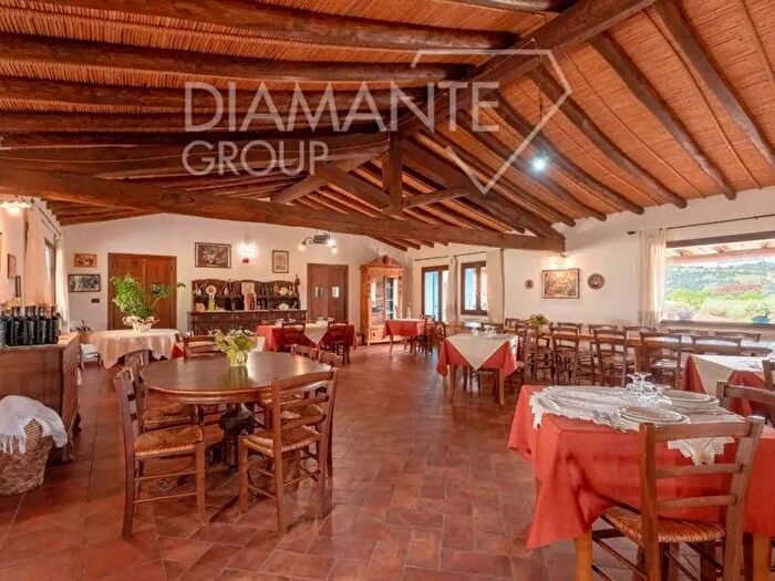 Casa con 13 locali in vendita in Galtelli