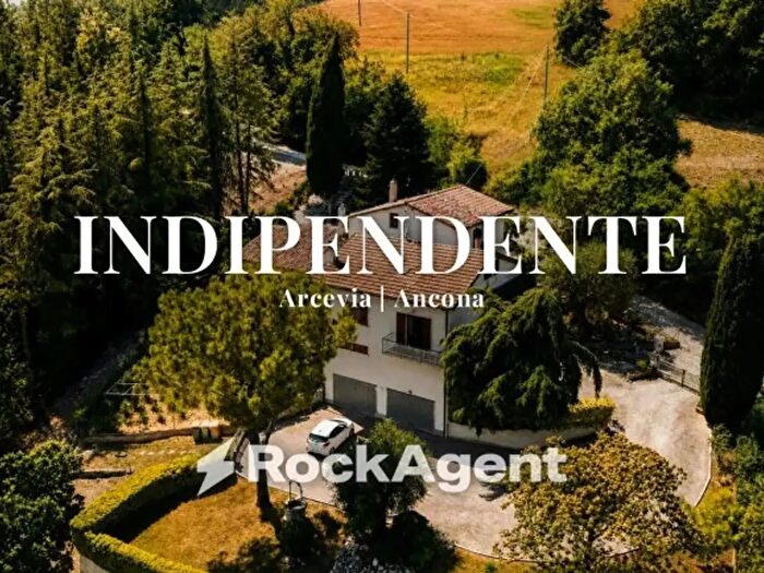 Casa con 6 locali in vendita in Frazione San Ginesio, Arcevia