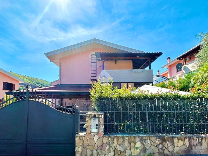 Casa con 5 locali in vendita in Via Carlo Goldoni, Mendicino