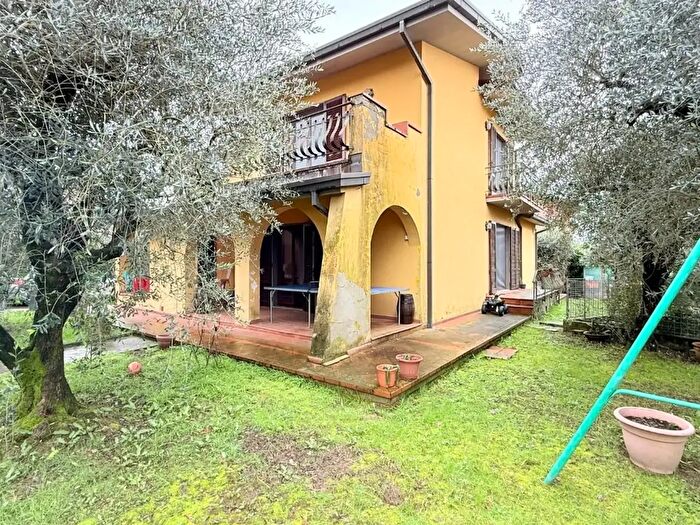 Casa con 12 locali in vendita in Uzzano