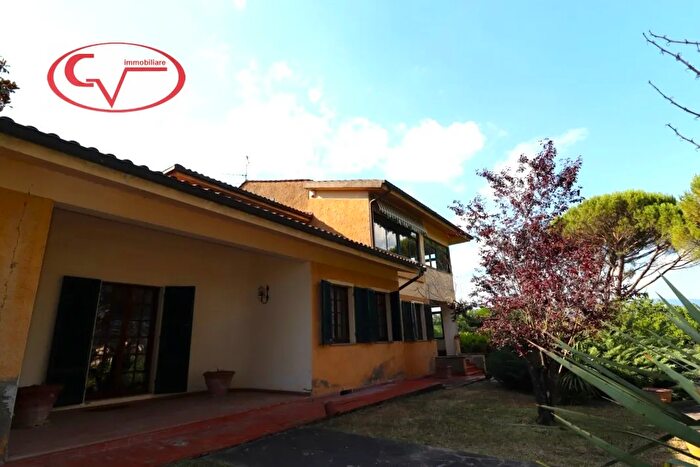 Casa con 8 locali in vendita in Via Martiri di Belfiore, Bucine