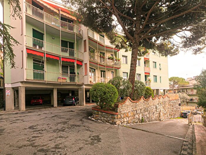 Appartamento con 6 locali in vendita in Via Flavia Steno, Genova