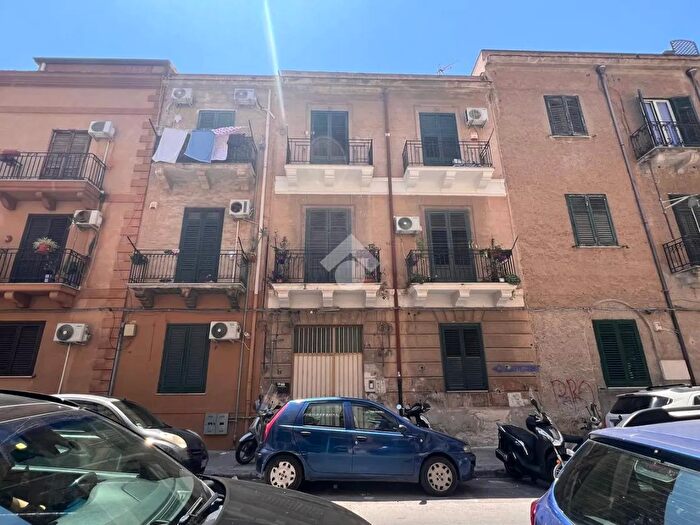 Appartamento trilocale in vendita in Via Matteo Carnalivari, Palermo