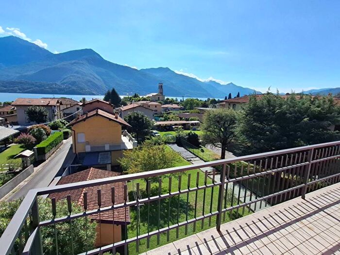 Appartamento trilocale in affitto in Via Aldo Rumi, Dongo