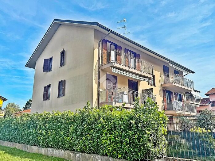 Appartamento trilocale in vendita in Via Carlo Cattaneo, Sesto Calende