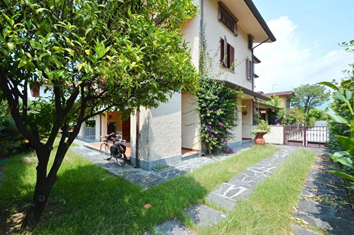 Casa con 6 locali in vendita in Aosta, Forte Dei Marmi