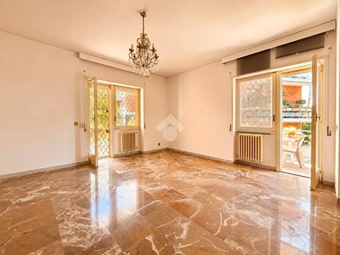 Appartamento trilocale in vendita in Via Gradoli, Roma