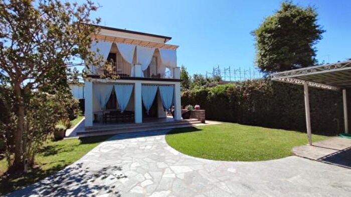 Casa con 6 locali in affitto in Forte Dei Marmi