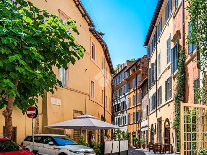 Appartamento trilocale in vendita in Via dei Cappellari, Roma