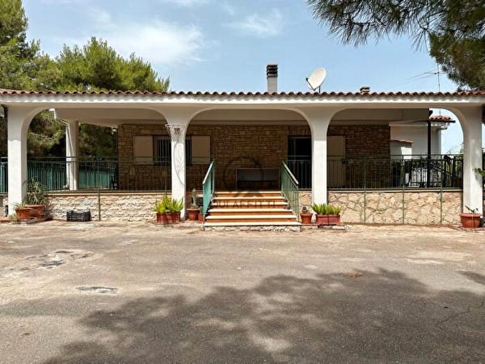 Casa con 5 locali in vendita in Via Vecchia Spinazzola, Andria